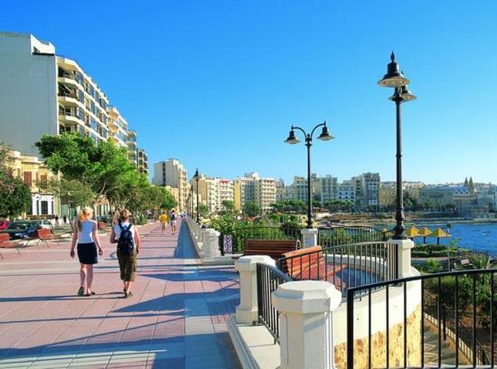 Luxe Apartment With Valletta And Harbour Views Sliema Exterior photo